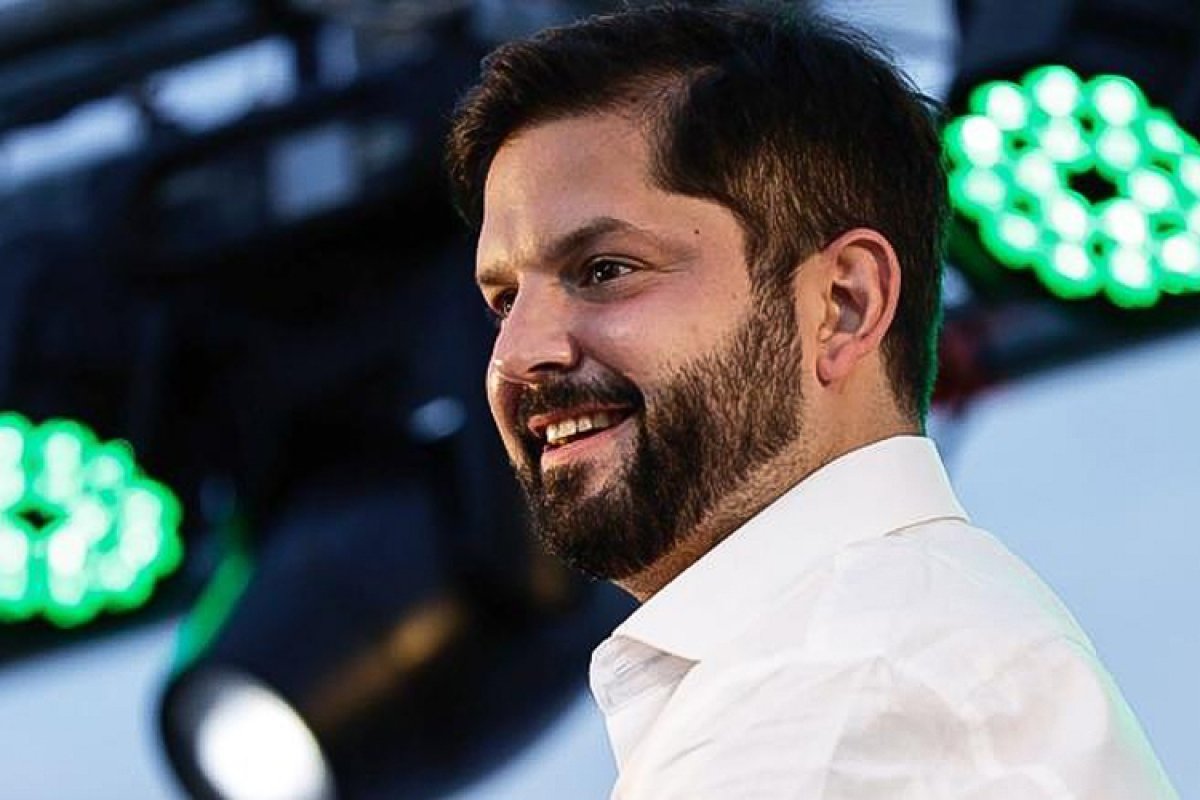 Mourão vai à cerimônia de posse de Gabriel Boric, no Chile