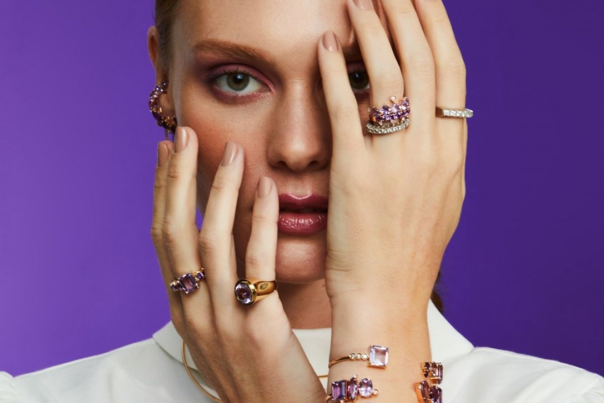 Carolina Neves lança coleção com ametistas
