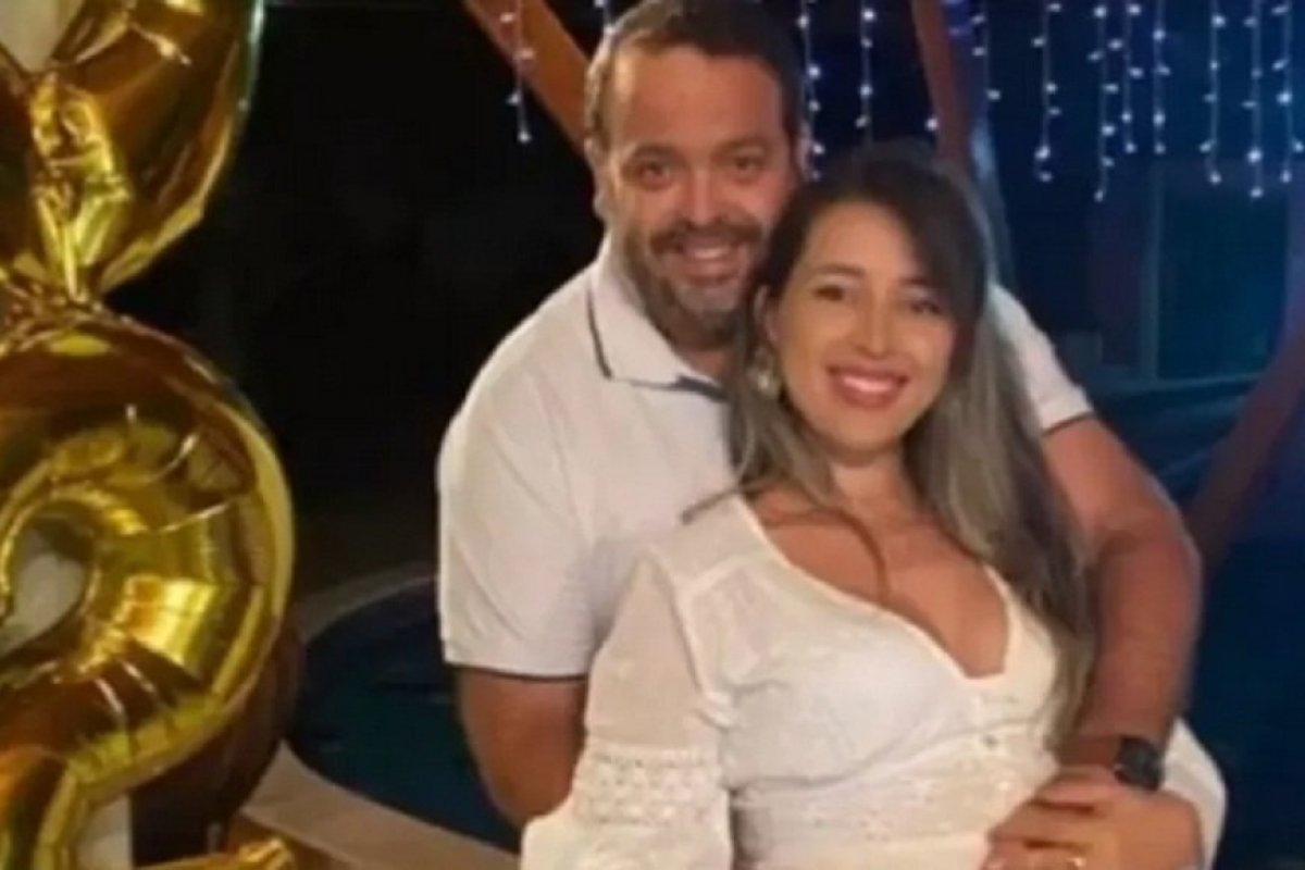 Apesar de indícios de autoria, acusado de matar esposa grávida mantém versão de tiro acidental, afirma polícia