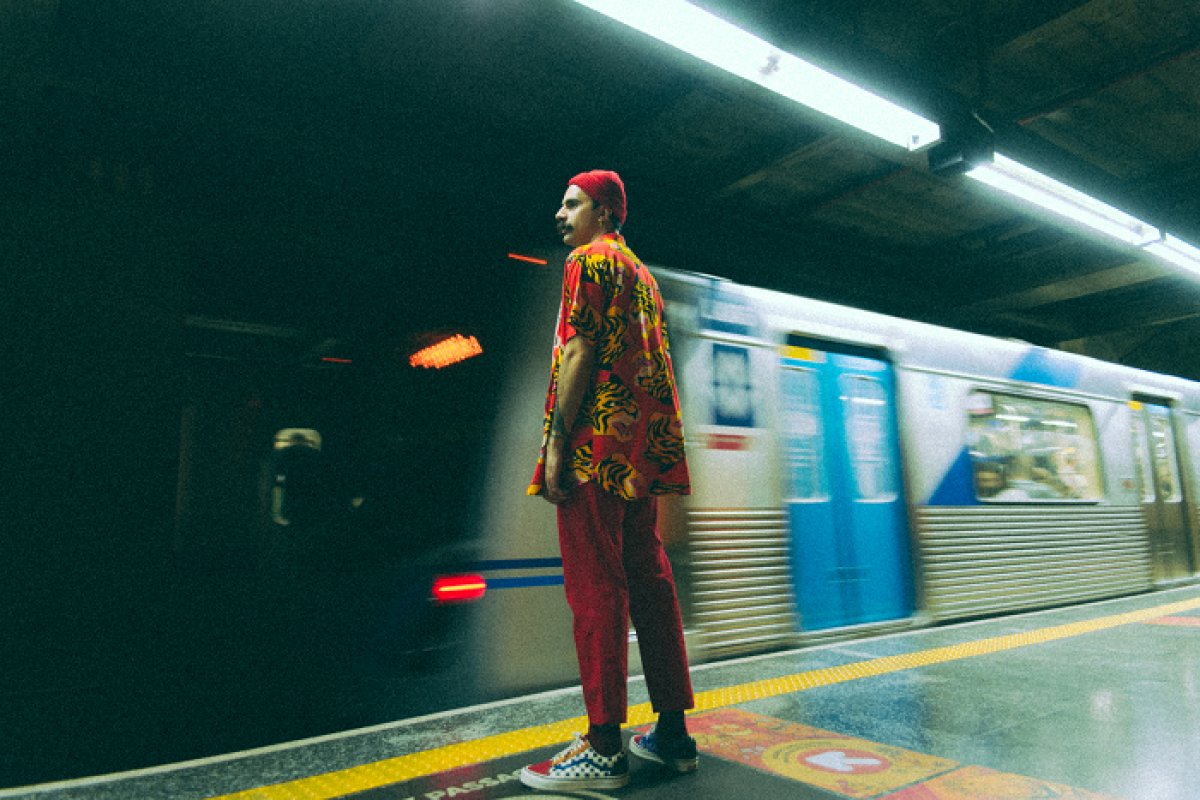 Rodrigo Alarcon embala um passeio pelas estações de São Paulo em novo single