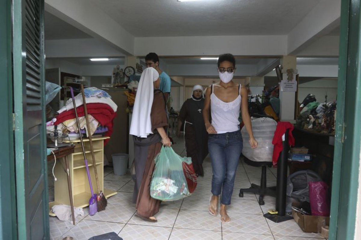 Polícia apreende jovem de 15 anos suspeito de golpes em doações para Petrópolis