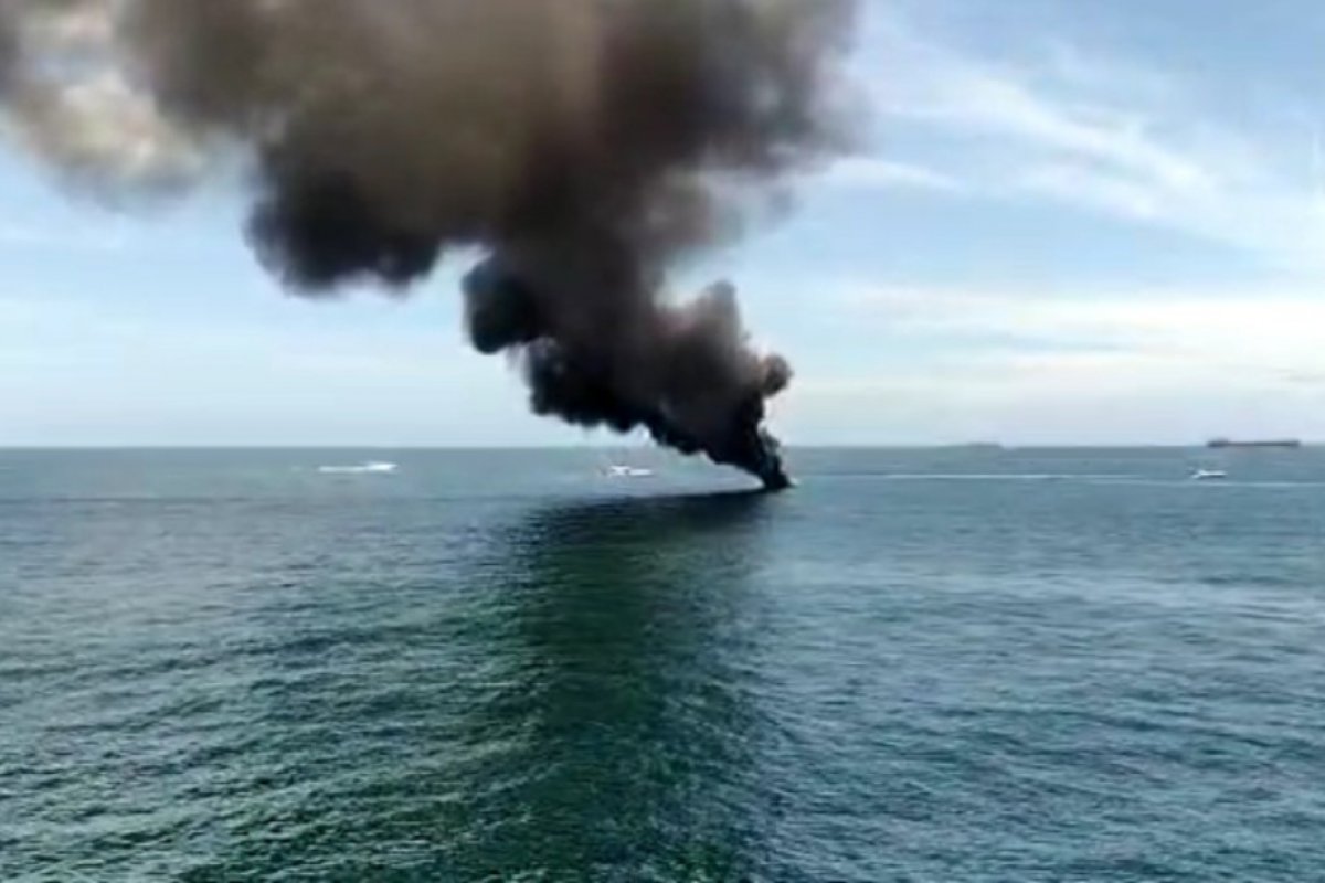 Embarcação pega fogo em alto-mar na Baía de Todos-os-Santos