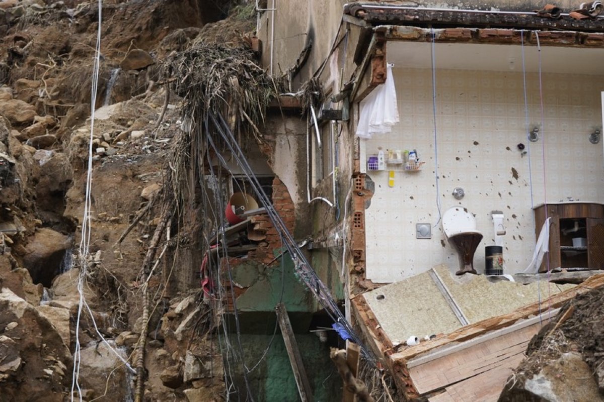 Número de mortes sobe para 176 em Petrópolis, aponta bombeiros