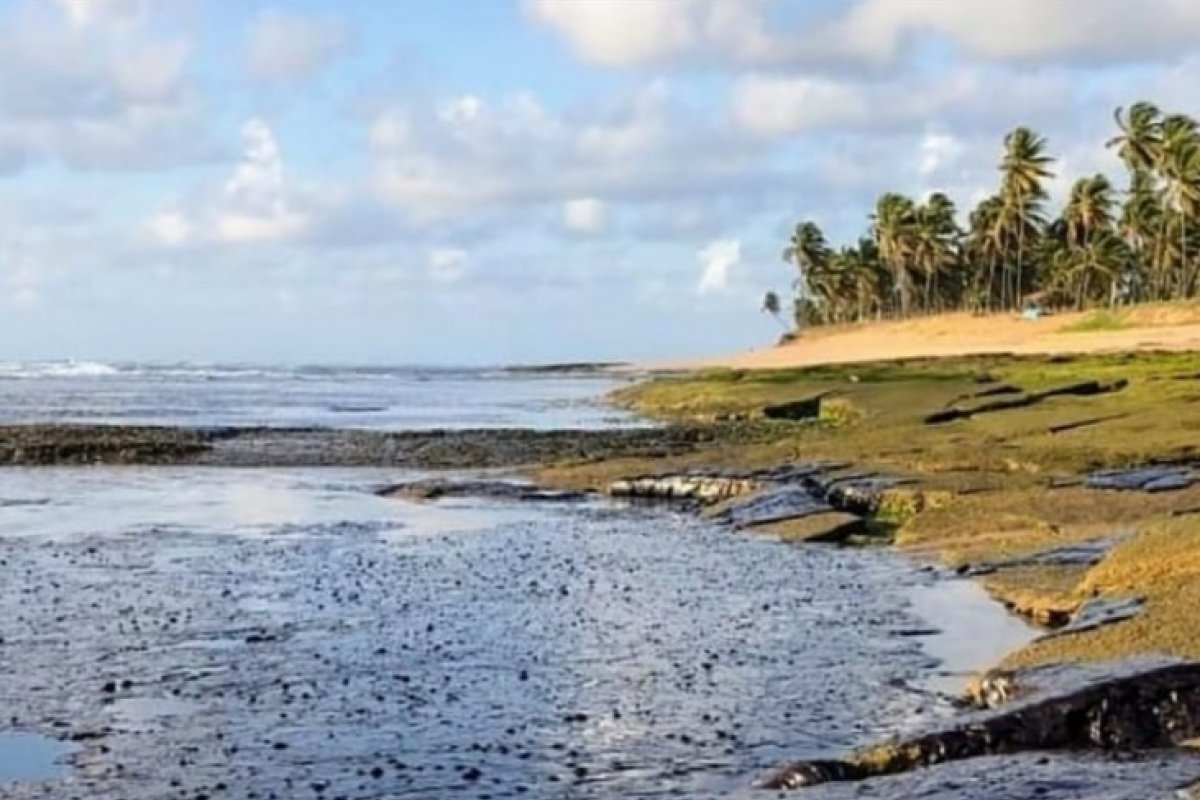 Manchas de petróleo seguem avançando nas praias urbanas