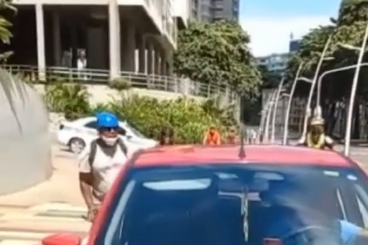 Com passageiro a bordo, motorista de app invade ciclovia e quase atinge criança
