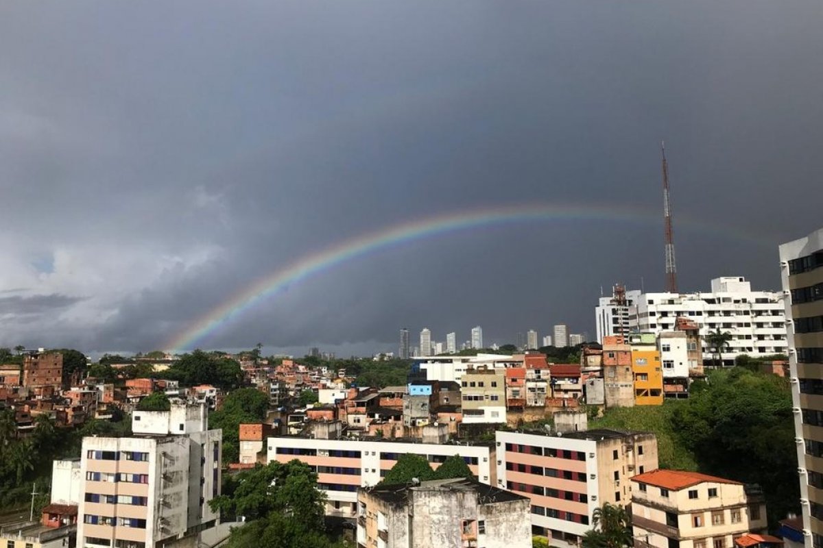 Chuva seguida por arco-íris marca início da segunda-feira em Salvador