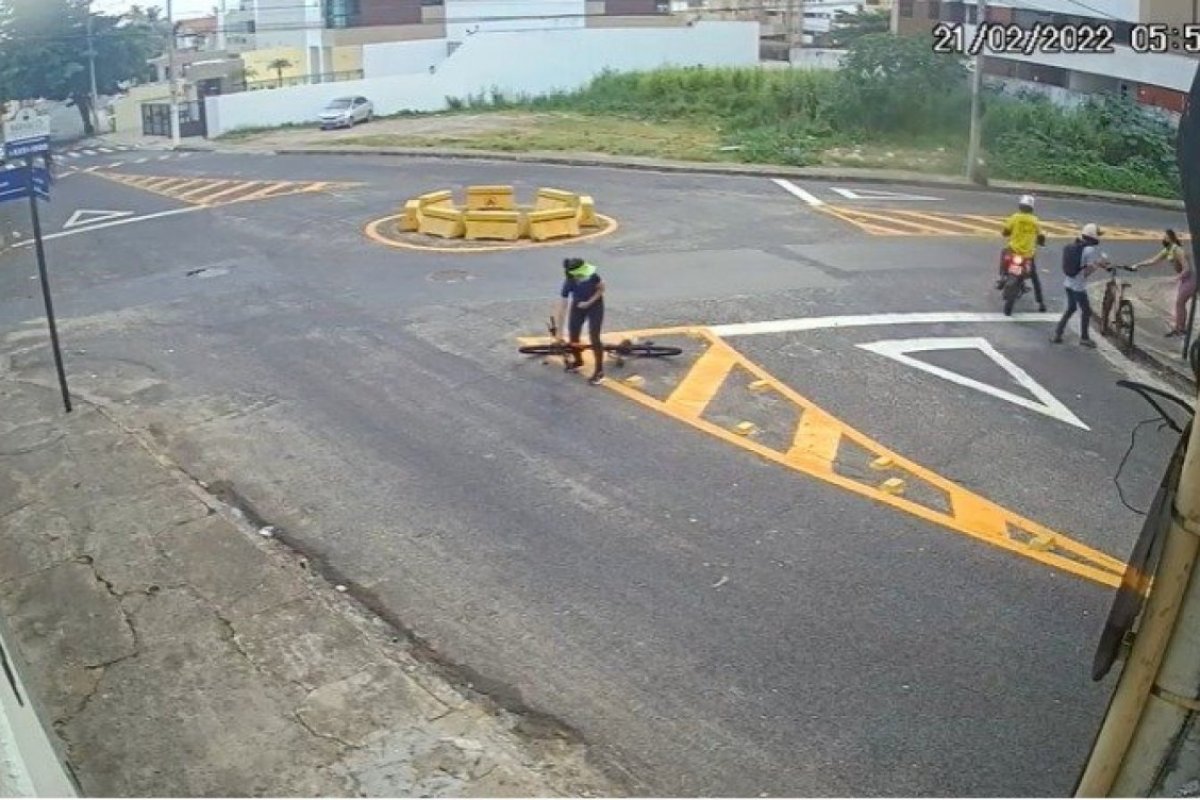 Vídeo: dupla assalta mulheres e foge com bicicleta em Jardim Armação