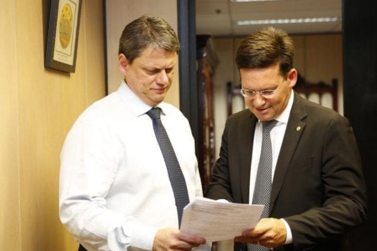 Ministros Roma e Tarcísio Freitas desembarcam na Bahia para visita técnica na BR-415