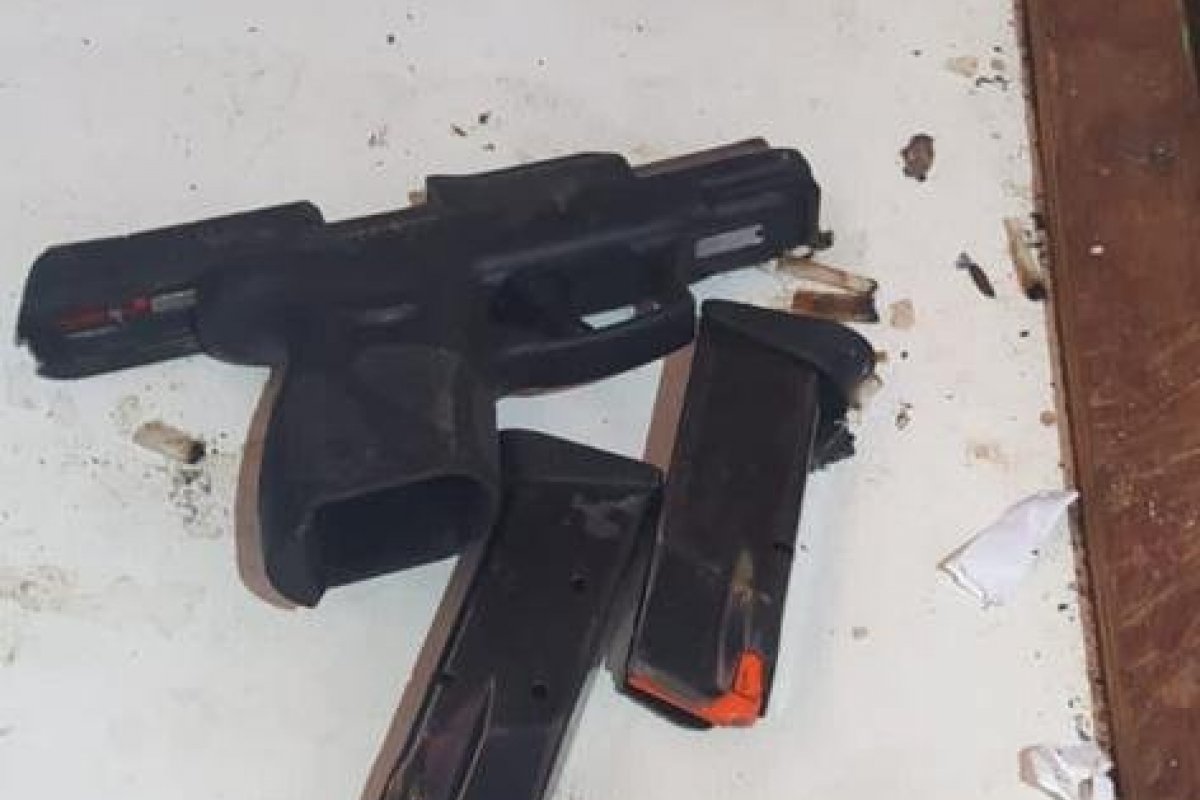 Policiais encontram arma dentro de uma cela do presídio Lemos Brito, em Salvador