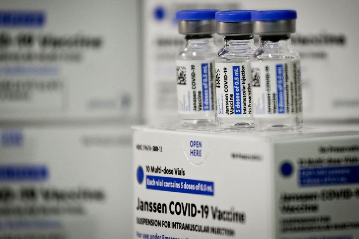 Covid-19: França limita uso da vacina Janssen após estudo sugerir leve risco de infarto