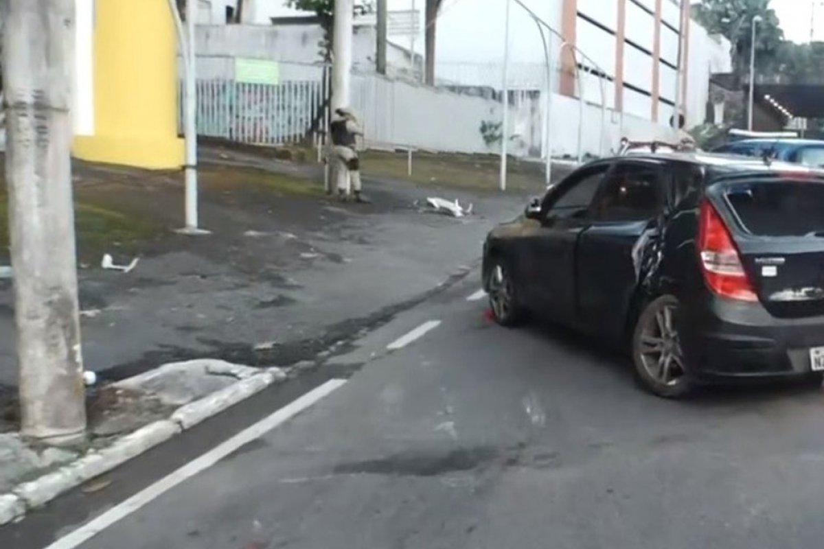 Em batida, carro destrói poste em Salvador; motorista fugiu