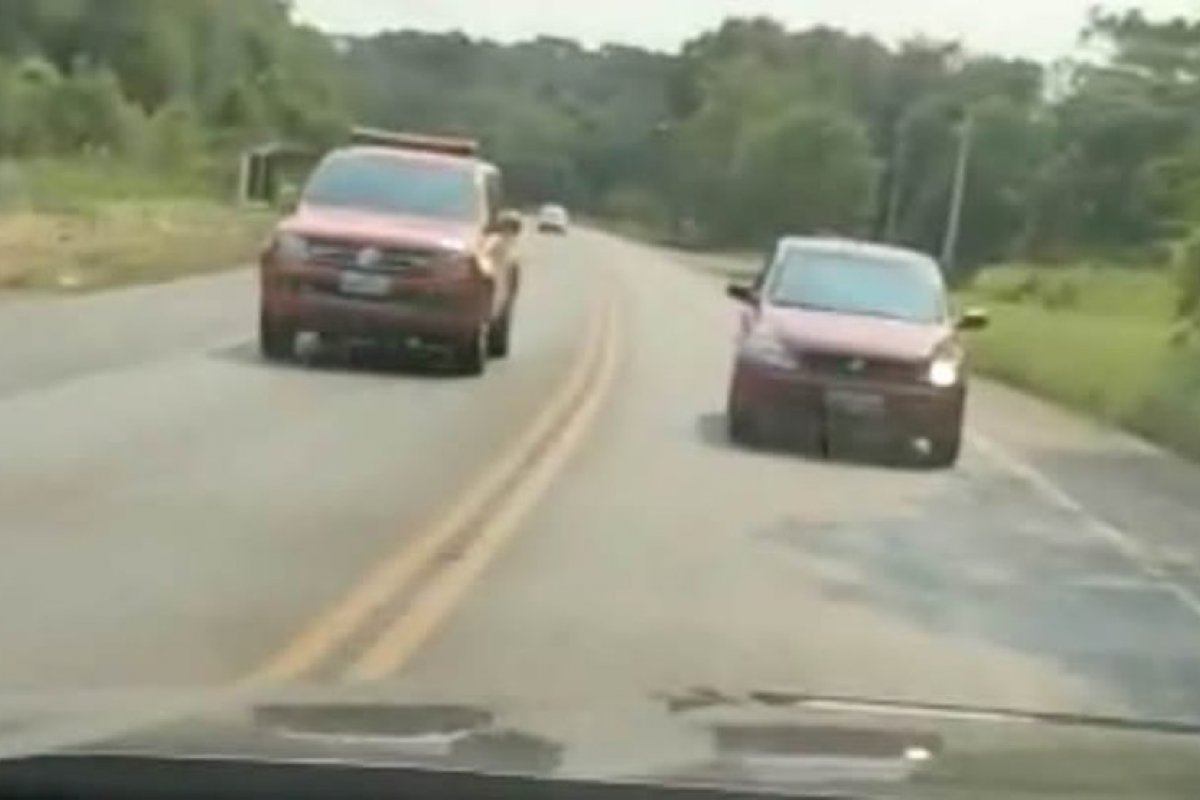 Vídeo: motorista é presa com cocaína após dirigir por quase 2 quilômetros em marcha ré