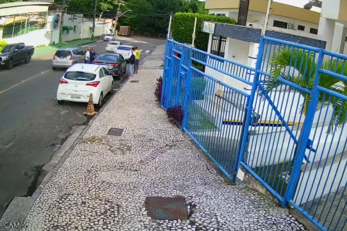 Três suspeitos rendem vítimas e roubam carro no Imbuí