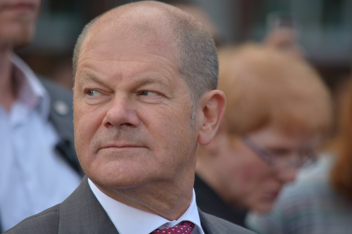 Olaf Scholz suspende licenciamento de gasoduto da Rússia