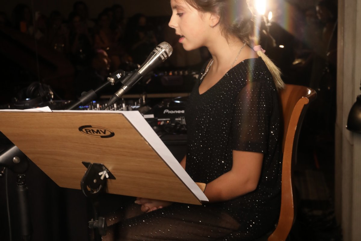 Neta de Gilberto Gil estreia show solo na celebração de 8 anos da grife Carol Bassi