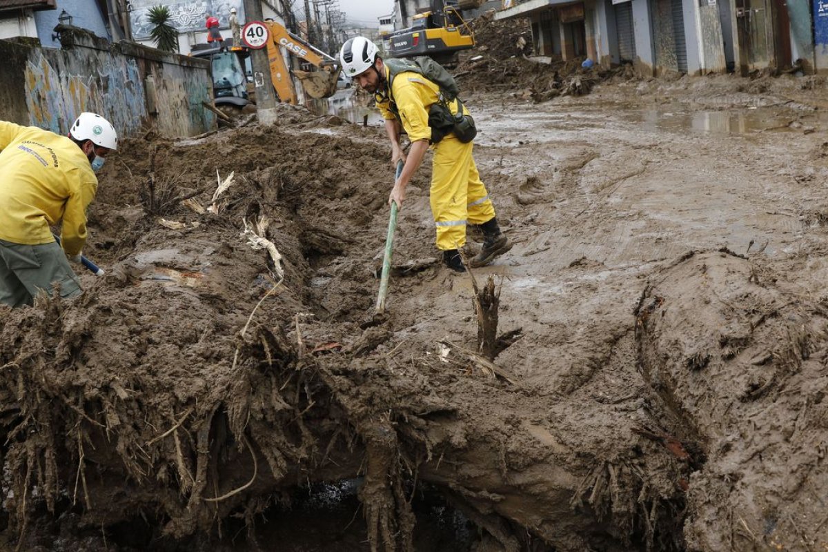 Novo temporal atinge Petrópolis e causa inundações