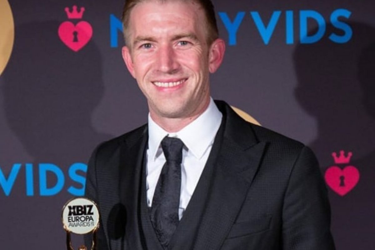 Pedreiro vira ator pornô após tamanho do seu pênis impressionar amigos