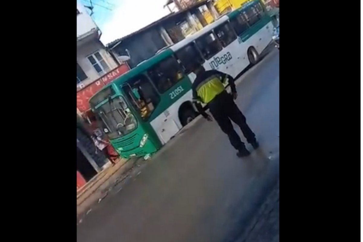 Cratera se abre em avenida no bairro de Sussuarana e ônibus fica preso