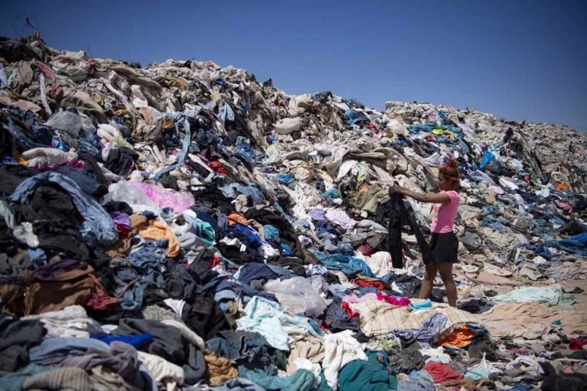 Chile tem o maior lixão de roupas clandestino do mundo