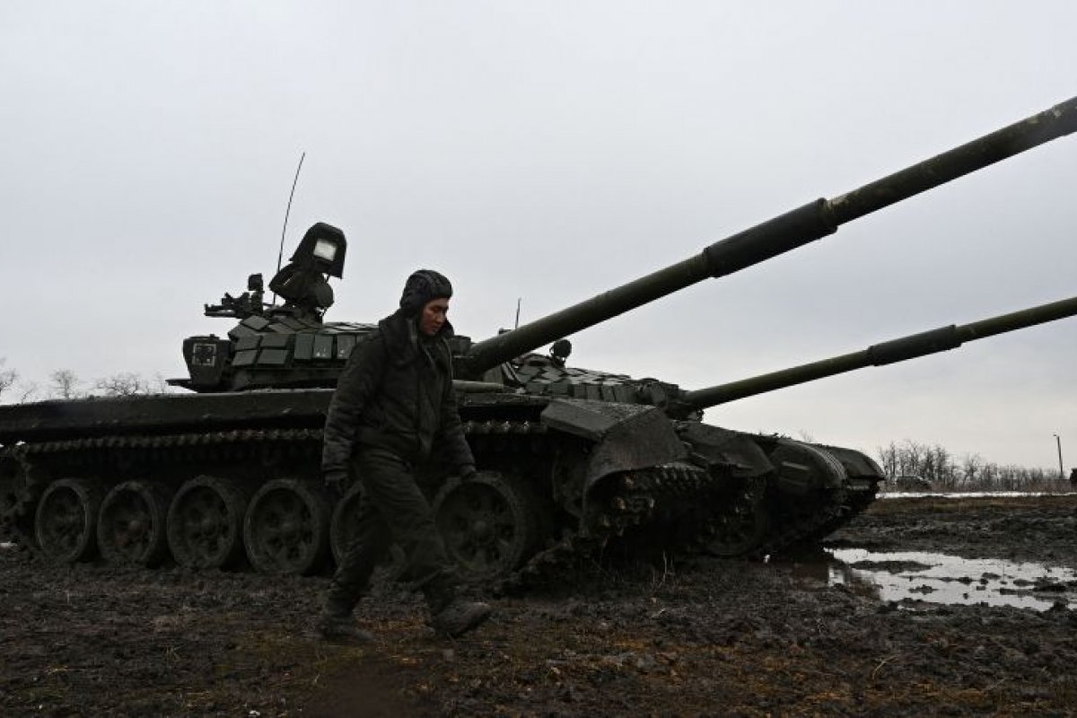 Ucrânia pede para cidadãos deixarem a Rússia e declara estado de emergência