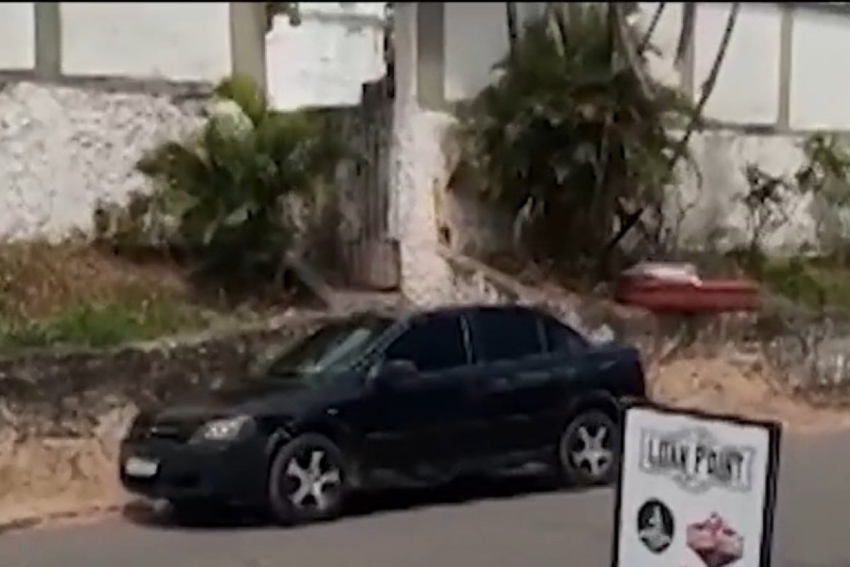 Caixão com corpo de idoso é abandonado em porta de cemitério em Itabuna