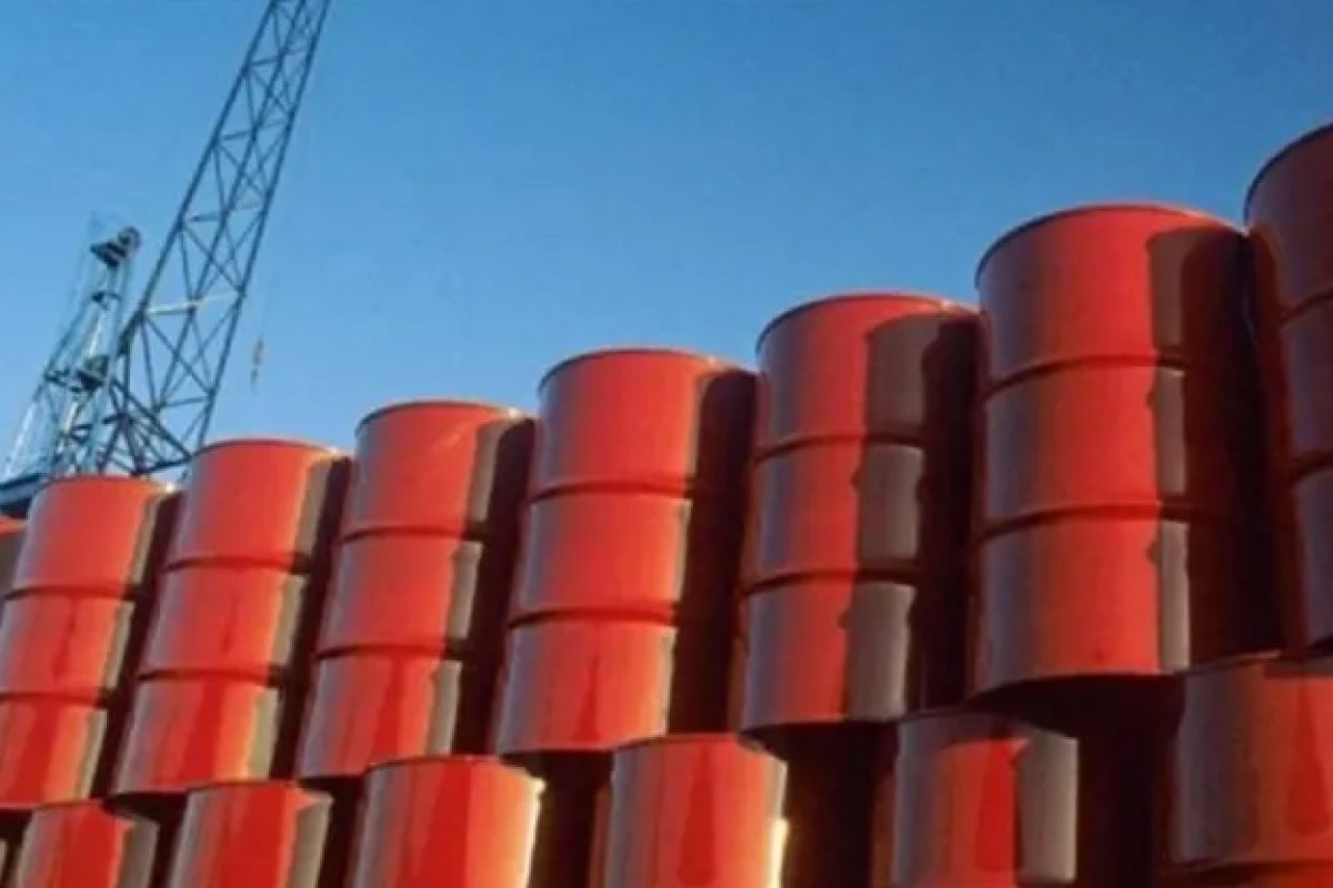 Invasão da Rússia contra a Ucrânia faz preço do barril de petróleo superar US$ 100