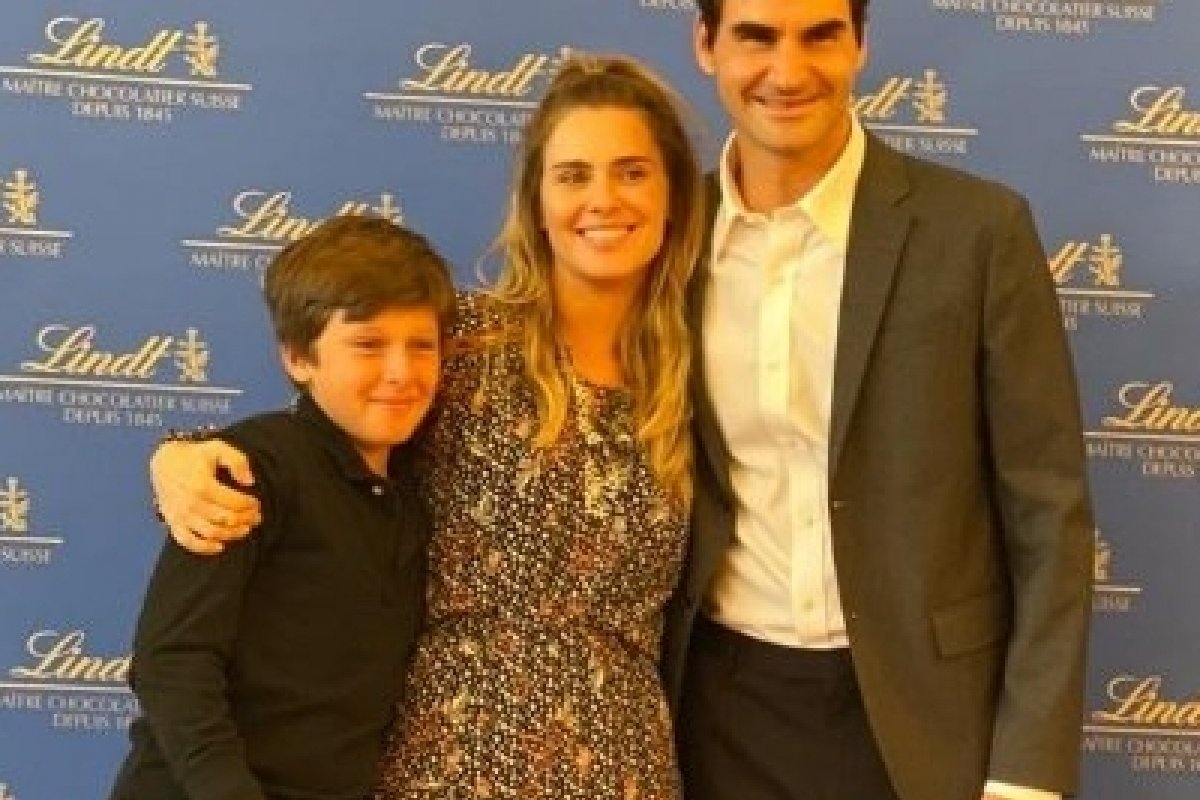 Carol Dieckmann realiza sonho do filho de conhecer seu ídolo: o tenista Roger Federer