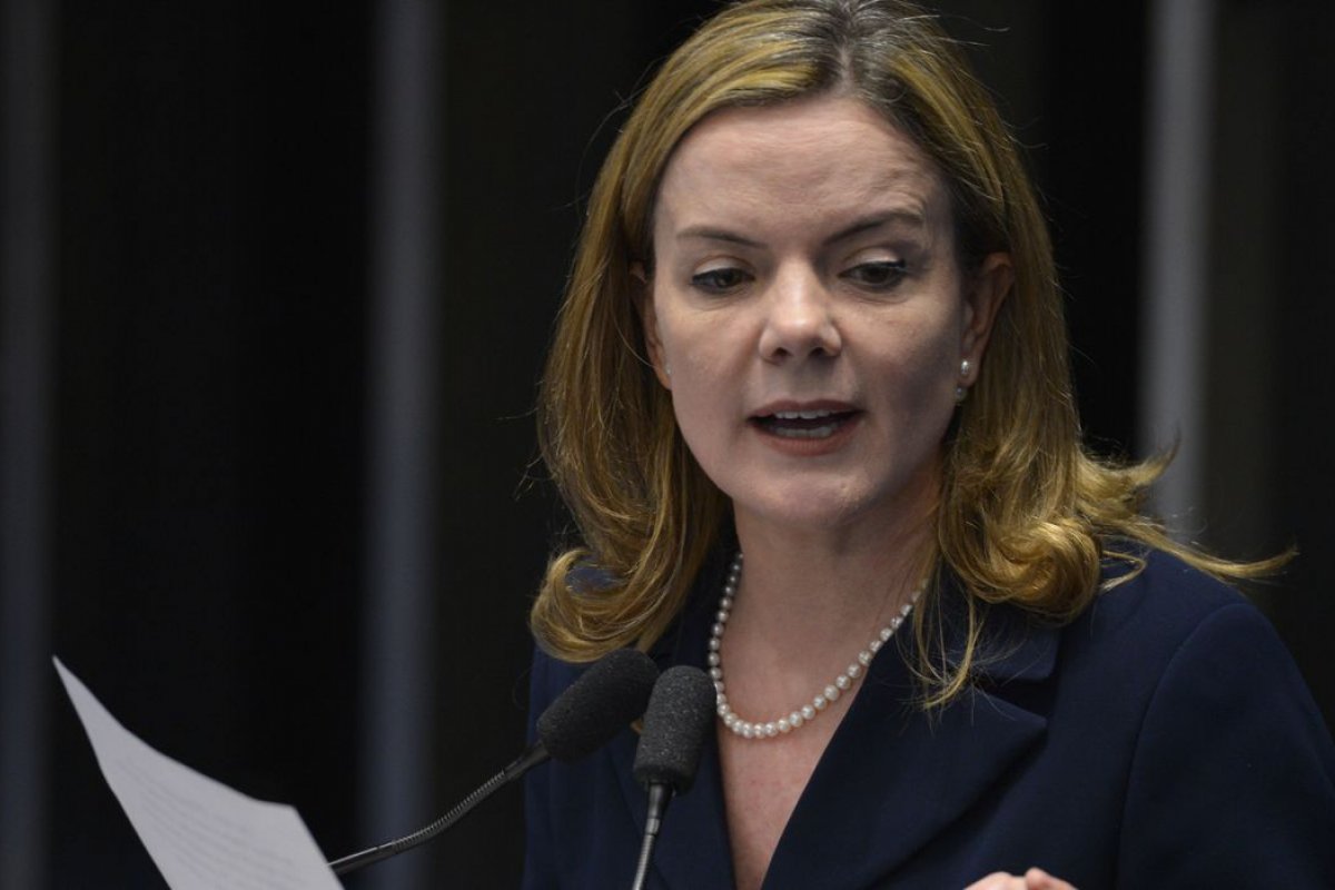 “Bolsonaro cresceu com uso da máquina e fábrica de fake news”, afirma Gleisi Hoffmann