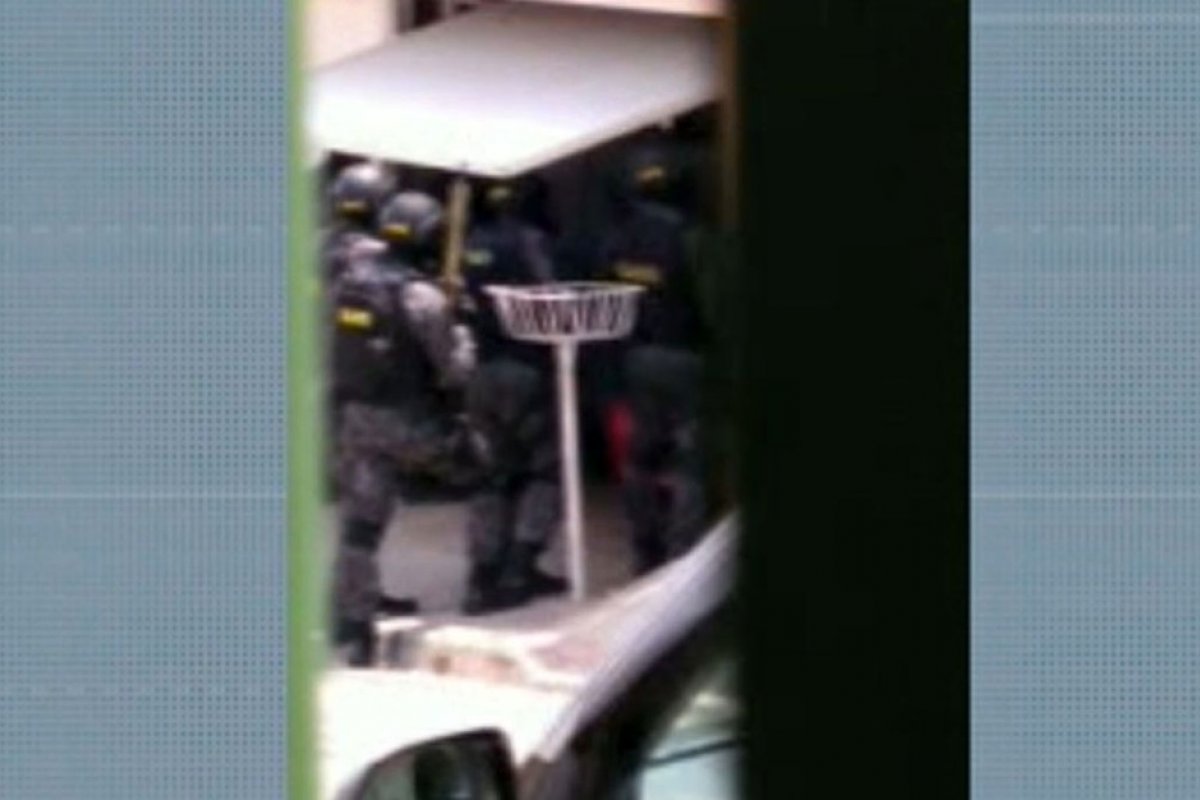 Atirador da PM mata homem que tinha feito mãe e bebê reféns em São Paulo