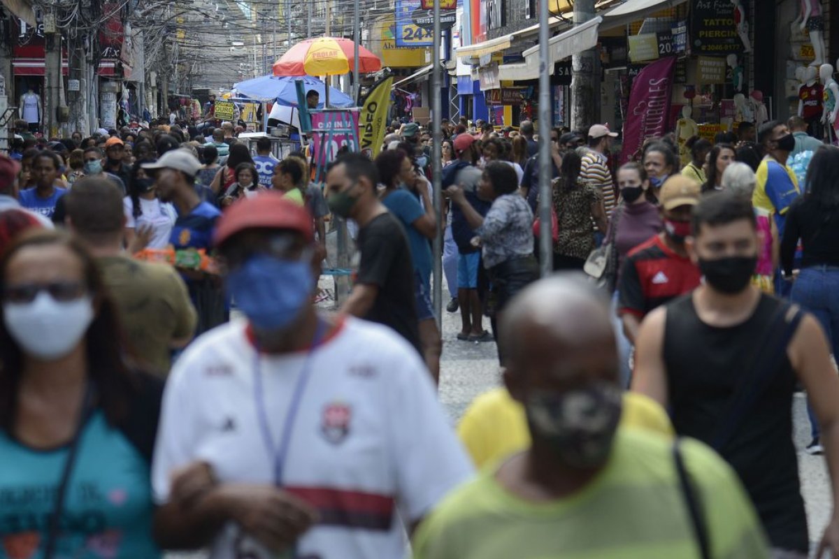 Governadores estudam liberar uso de máscaras no país a partir de março
