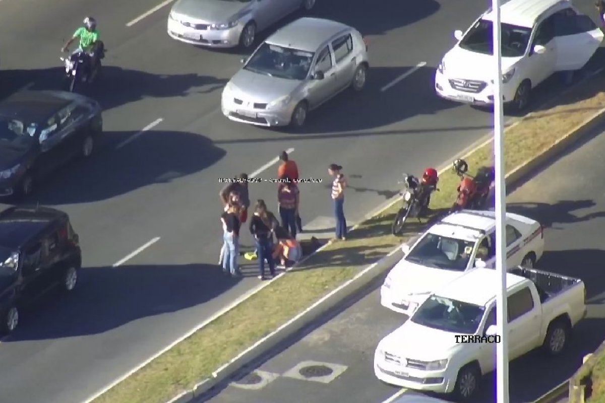 Atropelamento deixa trânsito lento na Av. Tancredo Neves