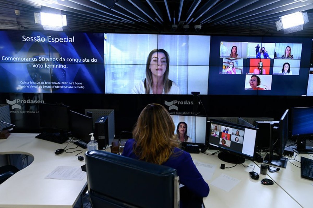 90 anos após acesso ao voto, mulheres cobram o direito de serem votadas