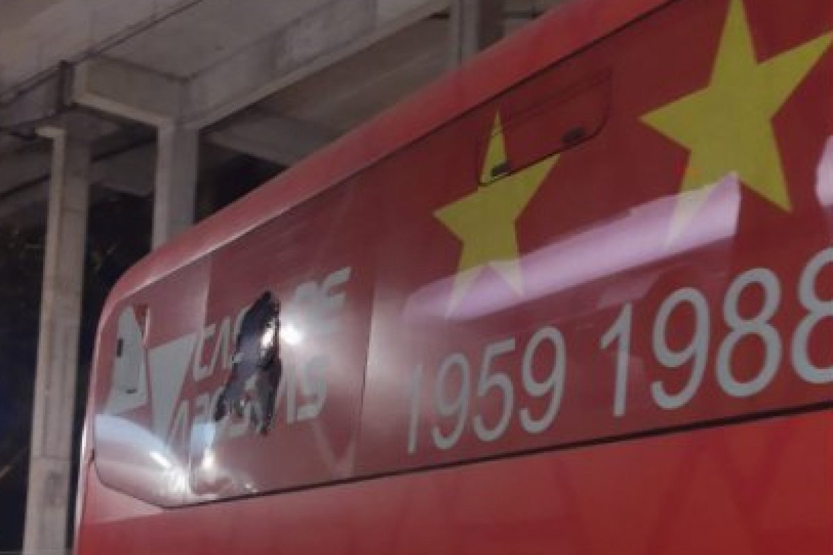 Ônibus do Bahia sofre ataque e goleiro Danilo Fernandes fica ferido