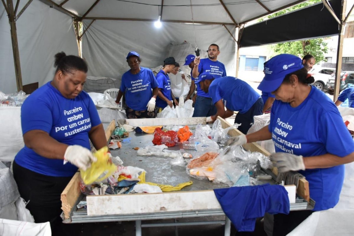 Ambev e Zé Delivery se unem para apoiar ambulantes e catadores em Salvador