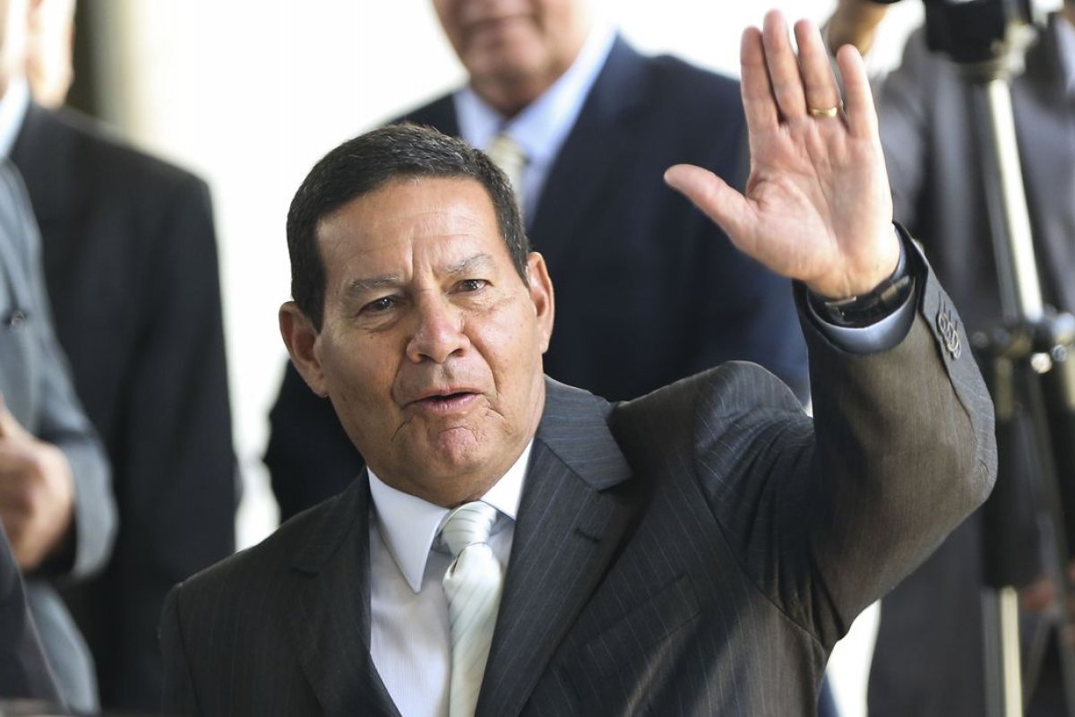 Republicanos marca data de solenidade da filiação de Mourão