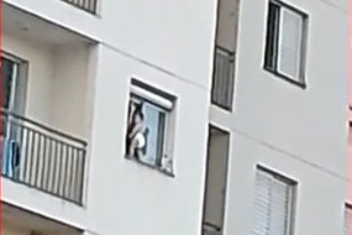 Vídeo: bebê é flagrado pendurado em janela no 5º andar de prédio em Campo Grande