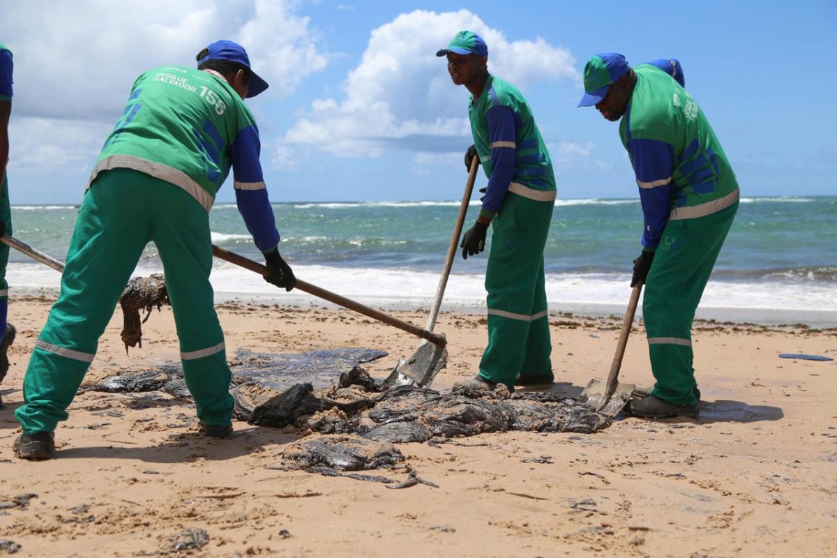 Mais de 26 toneladas de óleo já foram retiradas em praias de Salvador
