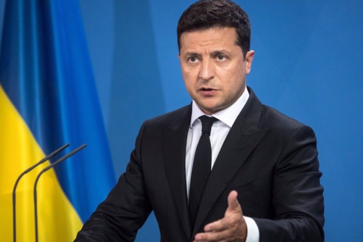 Volodymyr Zelensky pede resistência à invasão russa e diz que 'estão sozinhos'