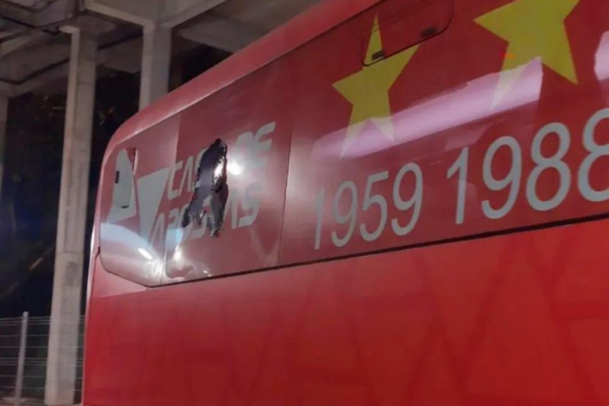 'Foram pedidas perícia no veículo e câmeras de segurança', diz delegada que investiga ataque a ônibus do Bahia