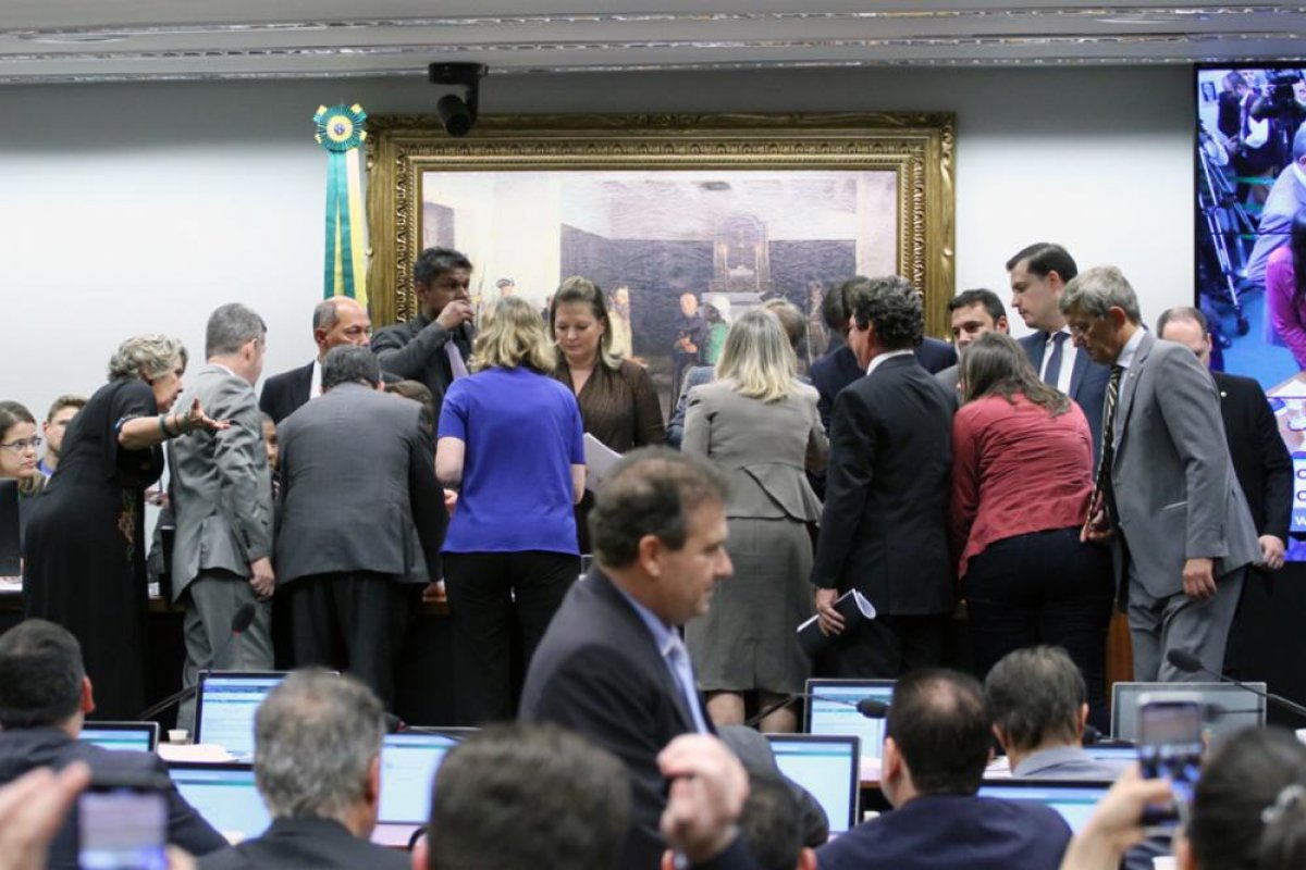 Áudio vazado: Deputados do PSL discutem sobre liderança do partido da Câmara e possível fusão entre DEM e PSL