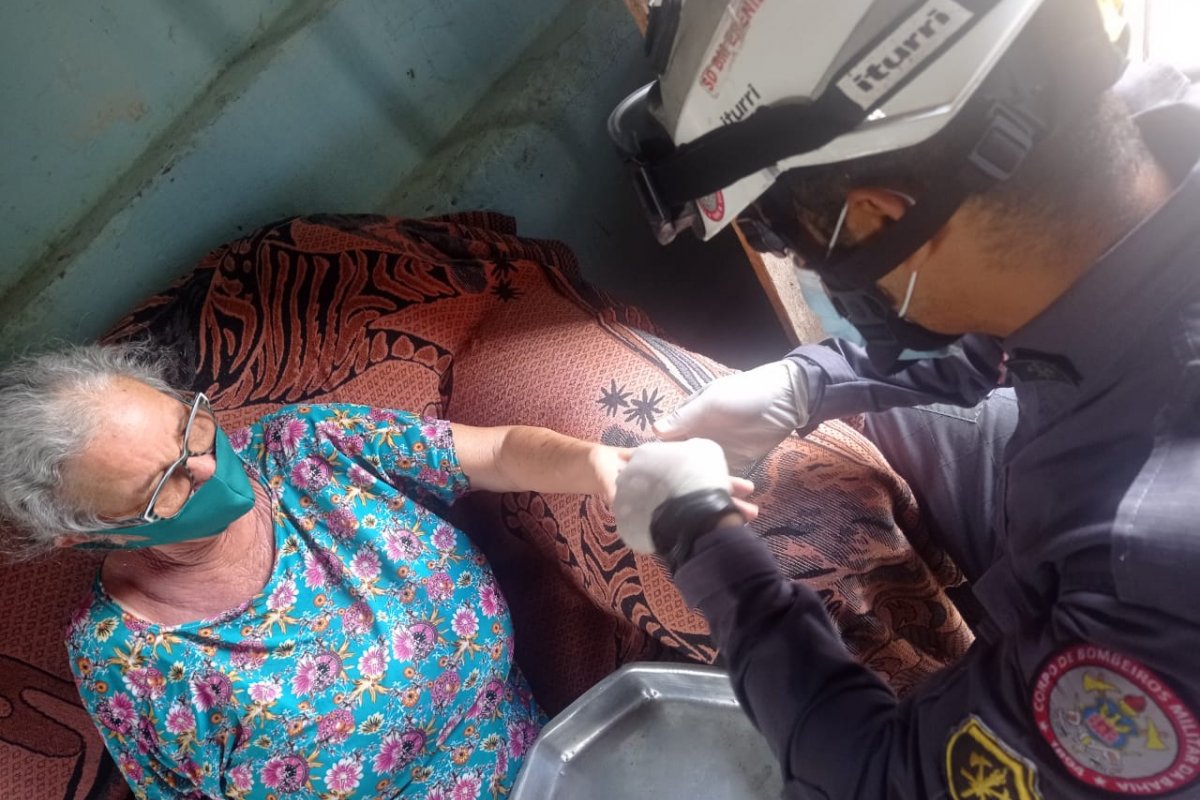 Bombeiros retiram anel preso no dedo de idosa de 74 anos