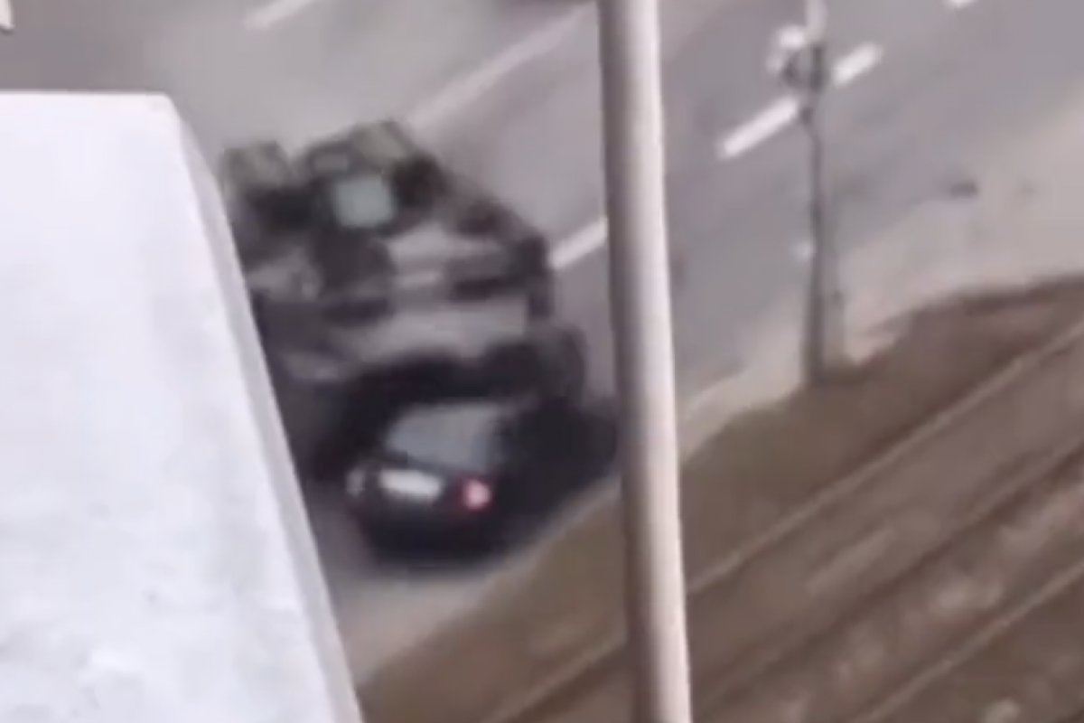 Vídeo: tanque russo atropela carro civil durante ocupação na Ucrânia