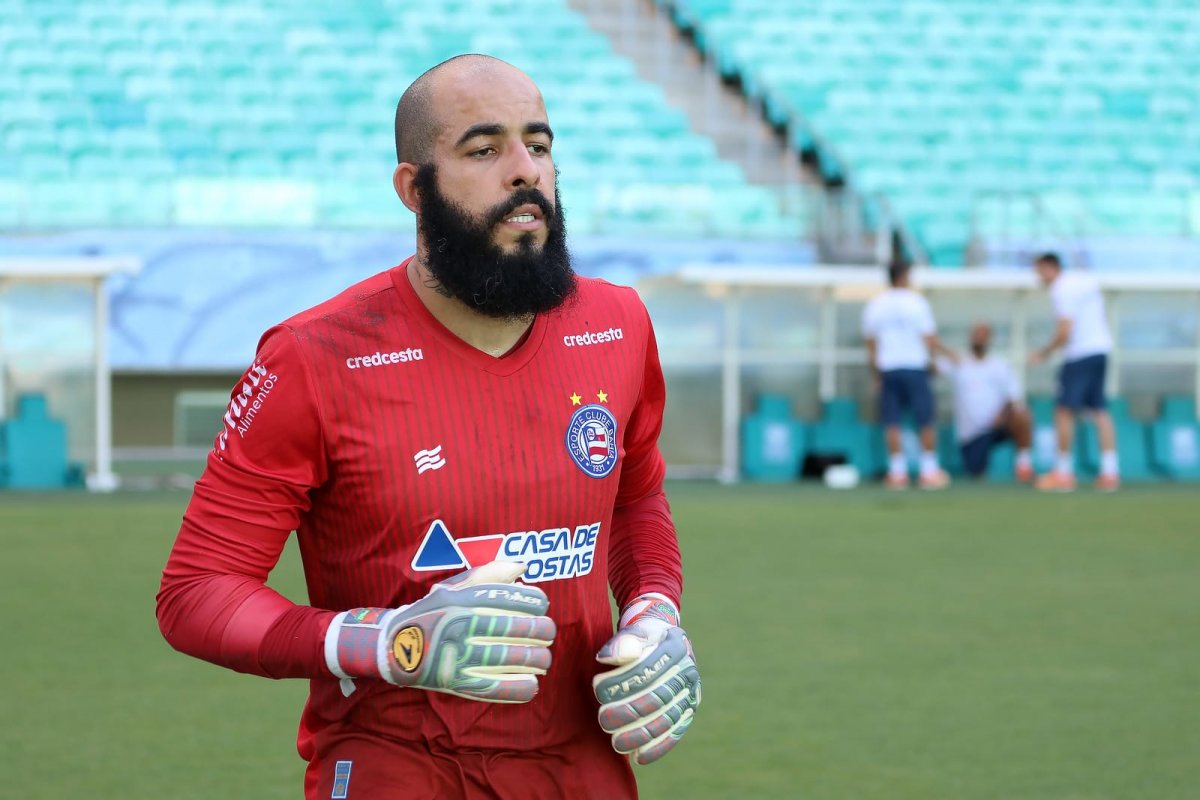 Goleiro do Bahia, Danilo Fernandes recebe alta médica após ataque a ônibus