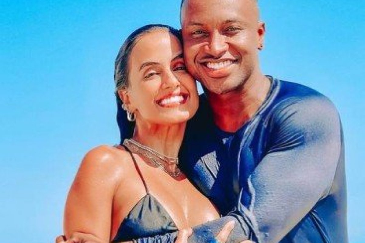 Thiaguinho assume romance com a baiana Carol Peixinho