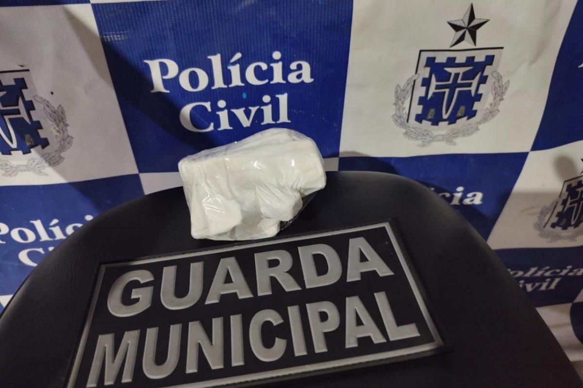 Em Itambé, polícia prende mulher que transportava cocaína em van clandestina