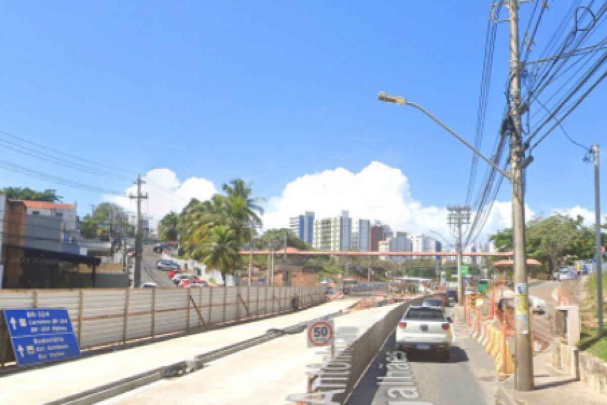 Trecho da avenida ACM, no bairro do Itaigara, é interditado para remoção de passarela