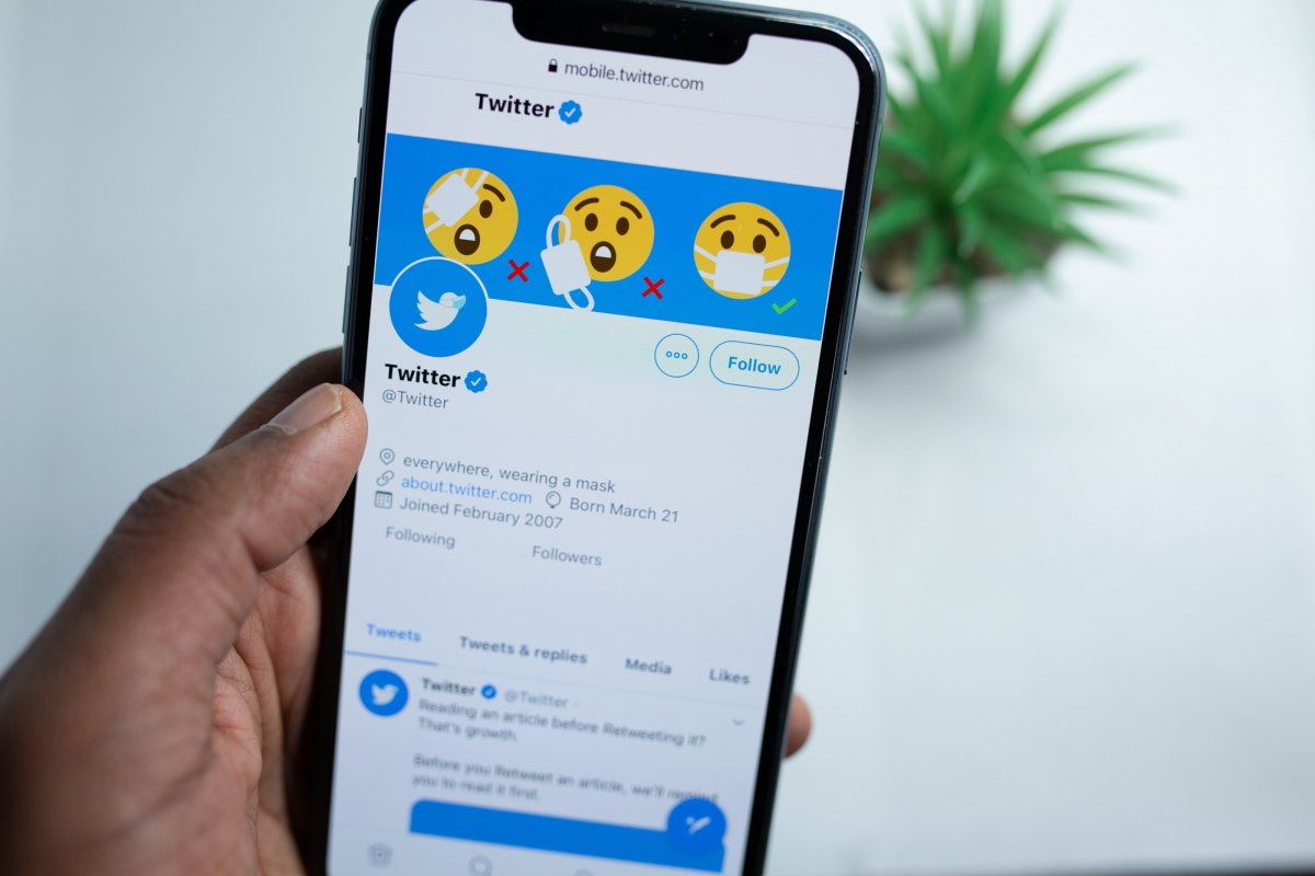 Após limitar acesso ao Facebook, Rússia restringe contas do Twitter