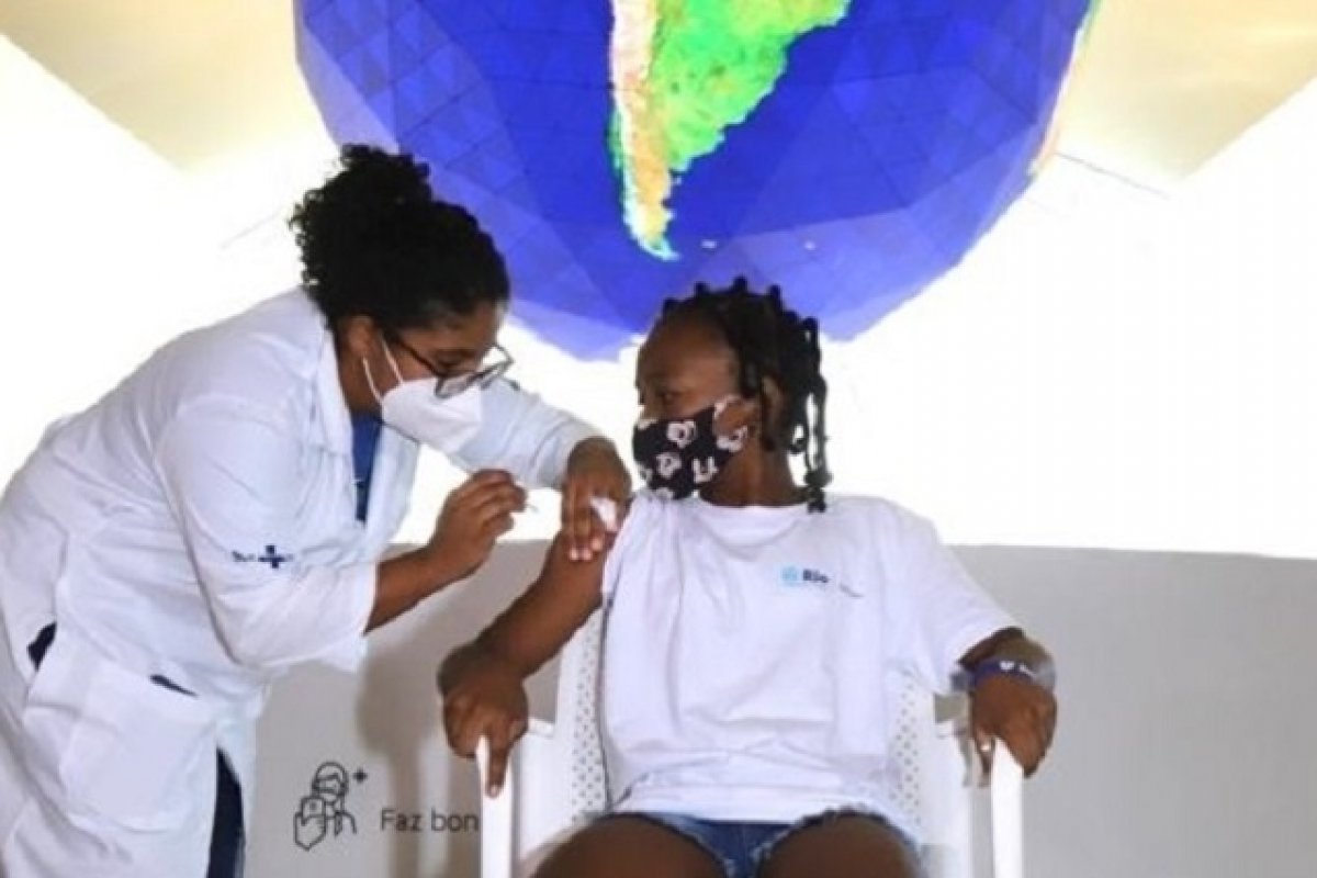 72% da população brasileira está vacinada com duas doses ou dose única contra a Covid-19