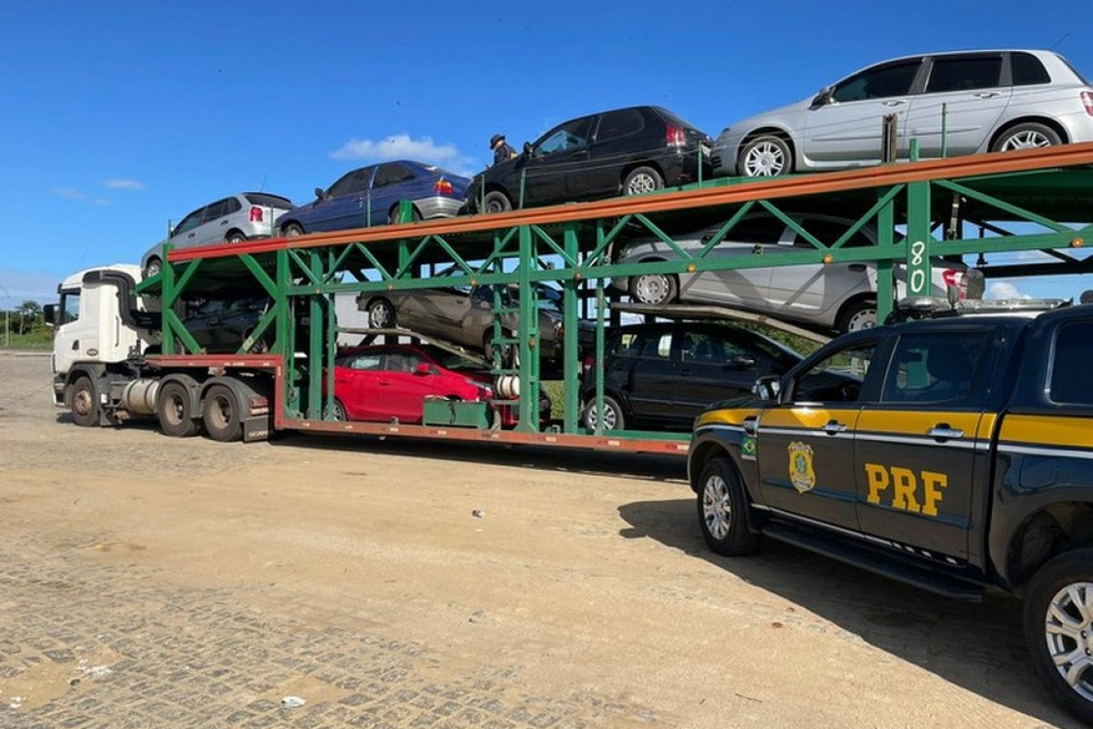 PRF encontra veículo roubado em caminhão que transportava 10 carros na Bahia