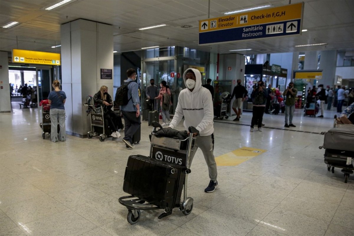 Jogador de futebol desembarca no Brasil após fugir da guerra na Ucrânia